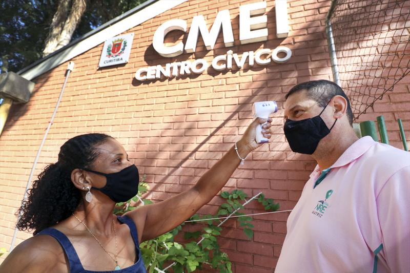  Com máscara e álcool gel, rede municipal volta às aulas presenciais