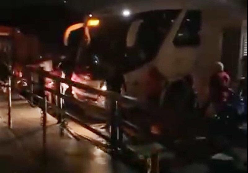  Passageiros relatam pânico após colisão entre ferry boat e balsa
