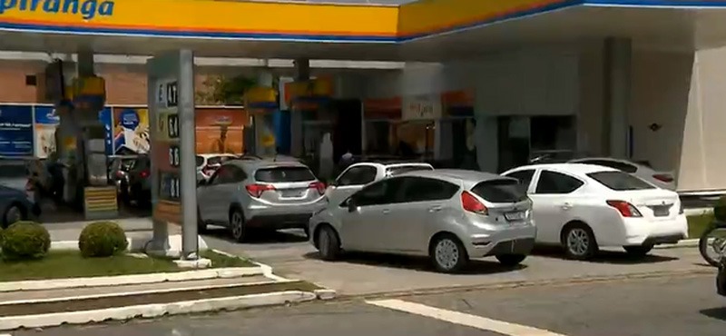  Anúncio de reajuste dos combustíveis provoca filas nos postos de Curitiba