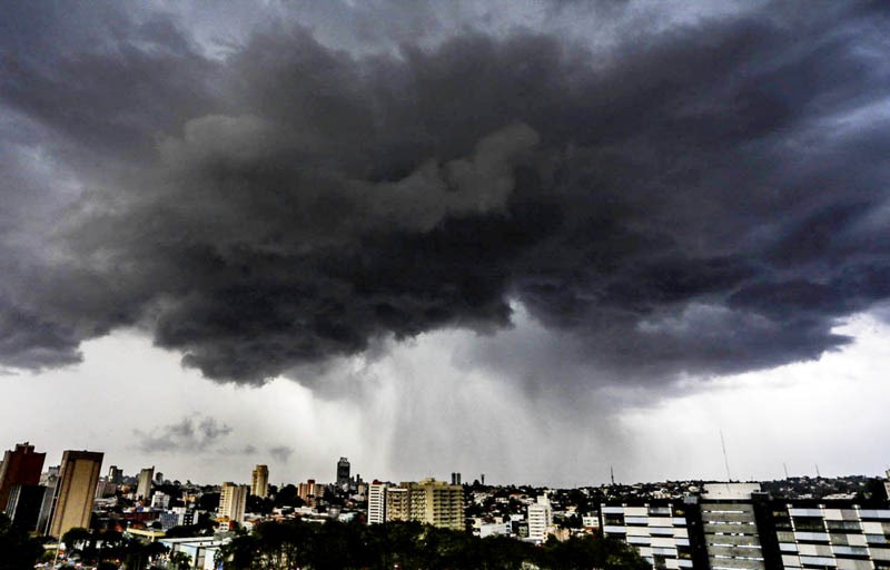  Inmet emite alerta de tempestade com ventos de até 100 km/h no Paraná