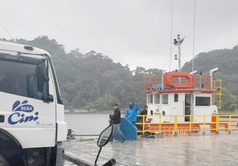  Funcionário cai na água após ferry boat bater no atracadouro