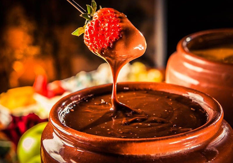  Tá frio? Que tal um fondue de chocolate com frutas? Aprenda a fazer