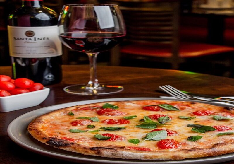  Pizzaria de Curitiba promove open de Pizza & Vinho por R$ 95 aos domingos