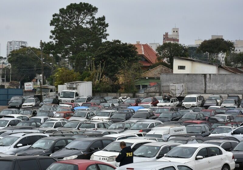  PRF realiza leilão com mais de 125 veículos recolhidos em cidades do Paraná