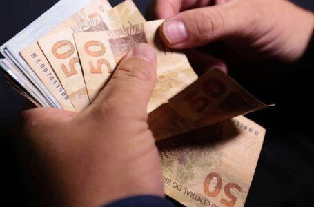 Governo prevê no Orçamento salário mínimo de R$ 1.302 em 2023