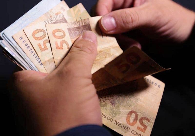  Governo prevê no Orçamento salário mínimo de R$ 1.302 em 2023