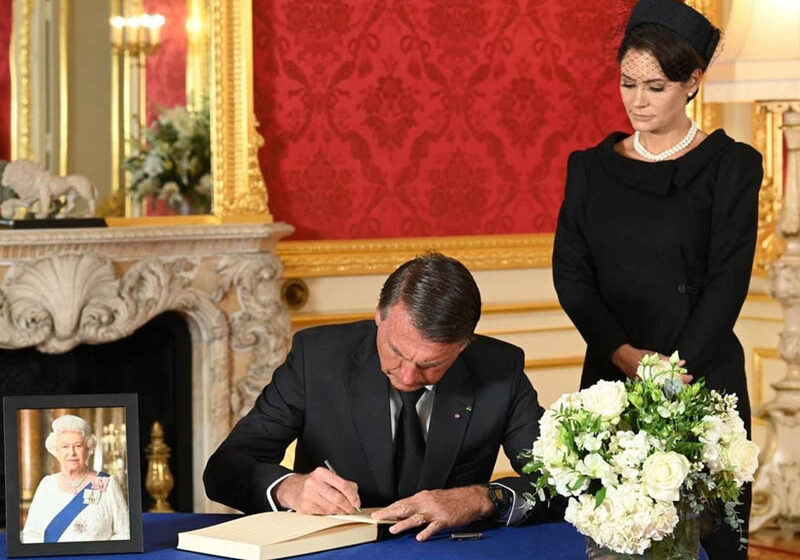  Bolsonaro assina livro de condolências da rainha Elizabeth II