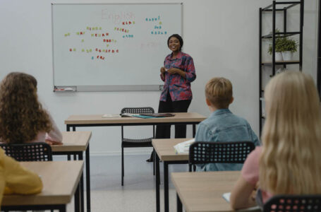 Formação inadequada dos professores de inglês afeta ensino bilíngue no Brasil