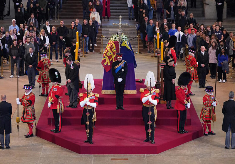  Príncipes William, Harry e outros netos fazem vigília ao lado da rainha Elizabeth