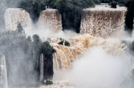 Cataratas do Iguaçu: vazão de água bate recorde e chega a interditar passarelas