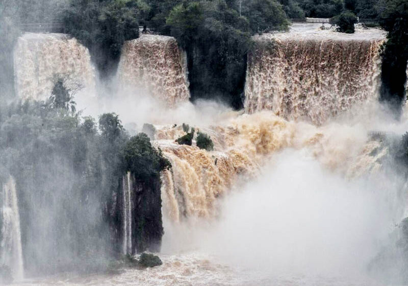  Cataratas do Iguaçu: vazão de água bate recorde e chega a interditar passarelas
