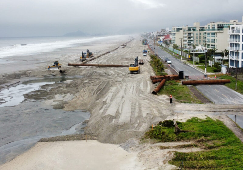 Ouvintes registram banco de areia na praia de Caiobá