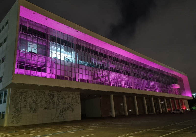  Prédios públicos e símbolos do Paraná ficam rosa em nome da prevenção ao câncer
