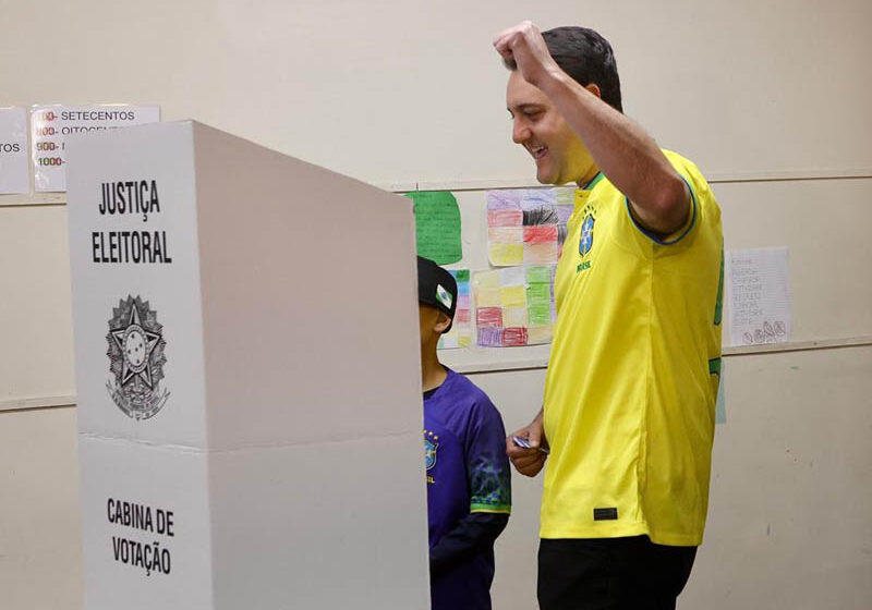  Ratinho Junior vota na Escola Municipal dos Vinhedos, em Curitiba