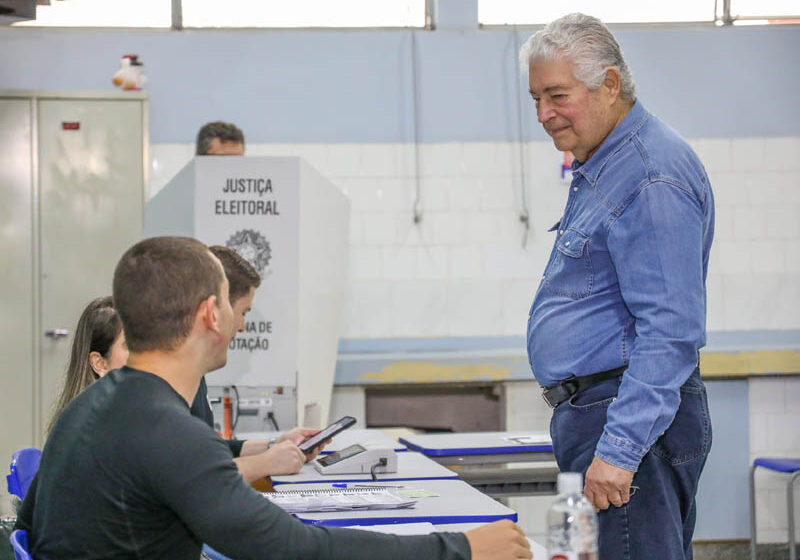  Requião vota no colégio Julia Wanderlei, em Curitiba