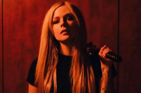 Avril Lavigne anuncia que está trabalhando em novo álbum