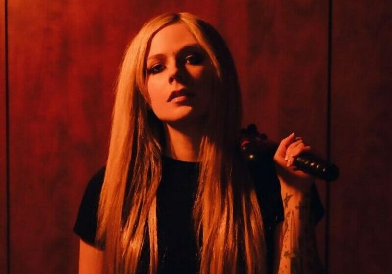  Avril Lavigne anuncia que está trabalhando em novo álbum