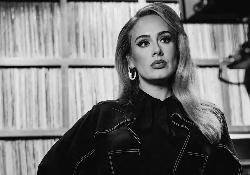  Adele revela em show que fazia terapia cinco vezes ao dia para superar divórcio