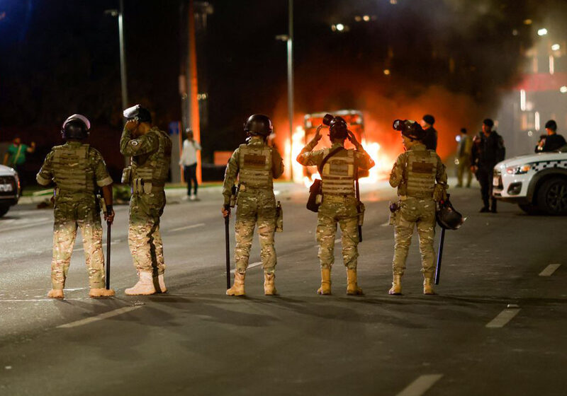  Manifestantes tentam invadir sede da PF e queimam veículos no DF