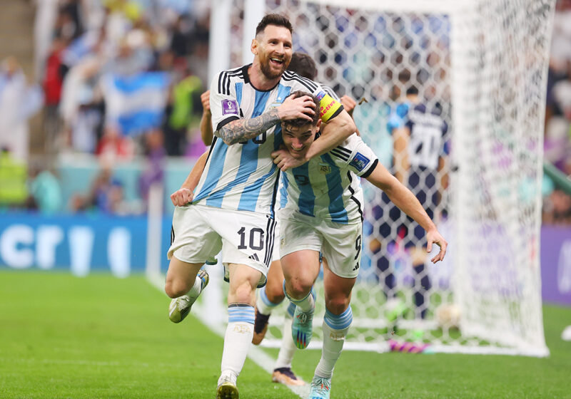  Com brilho de Messi e Álvarez, Argentina chega à final da Copa