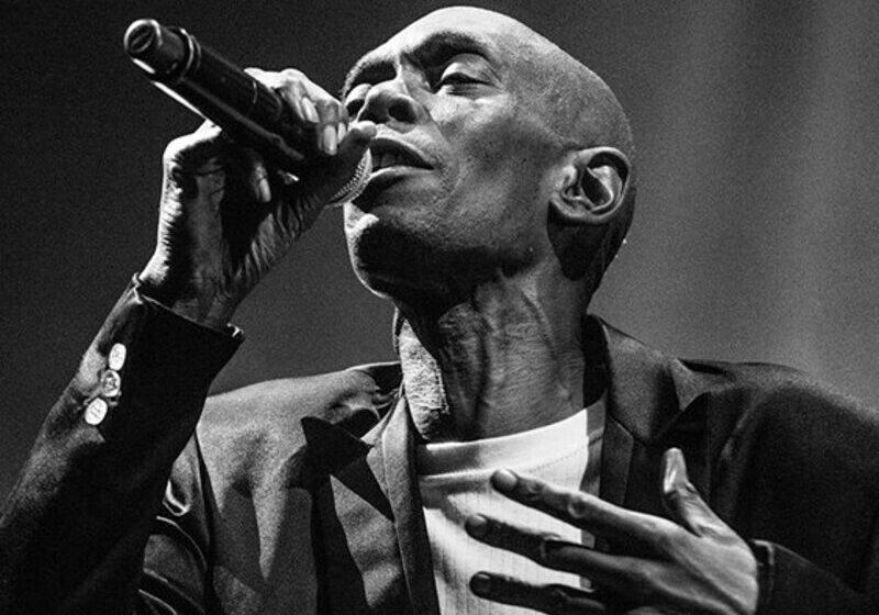  Maxi Jazz, vocalista do Faithless, morre aos 65 anos