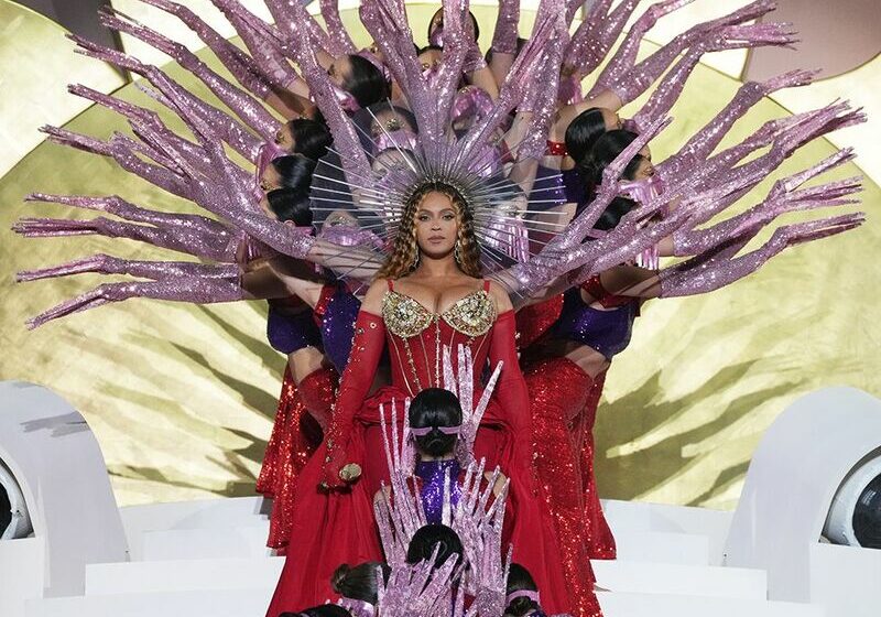  Beyoncé volta aos palcos após 4 anos em show em Dubai com cachê milionário