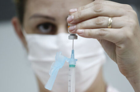 Curitiba amplia horário de vacinação contra covid e gripe em 105 unidades de saúde