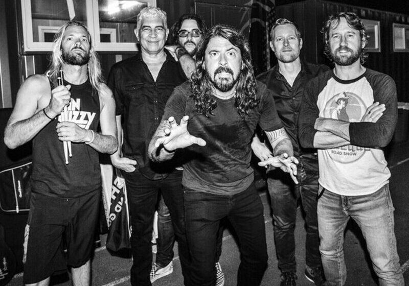  Foo Fighters anuncia continuidade da banda sem Taylor Hawkins