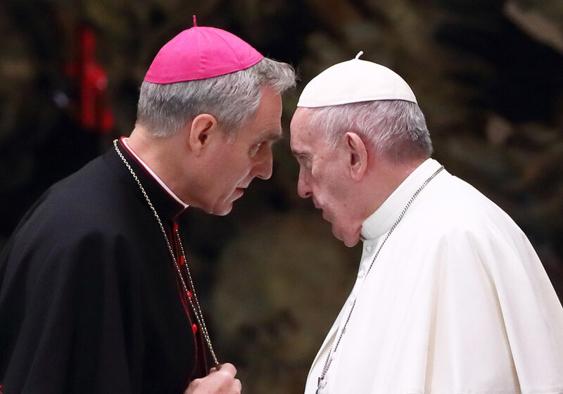  Ex-auxiliar de Bento XVI lança livro com bastidores e acusações ao papa Francisco