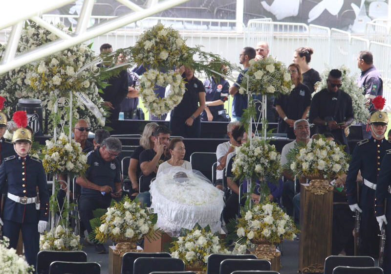 Corpo do Rei Pelé começa a ser velado na Vila Belmiro