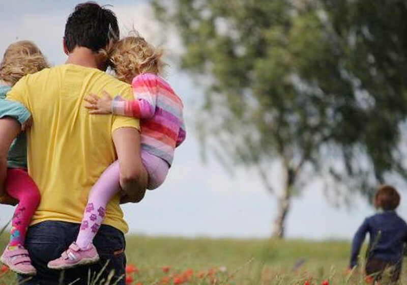  Filhos de pais superprotetores têm risco de viver menos, sugere estudo