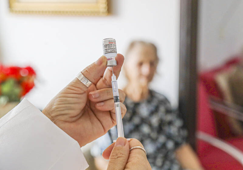  Curitiba começa a aplicar a vacina anticovid bivalente em idosos acamados