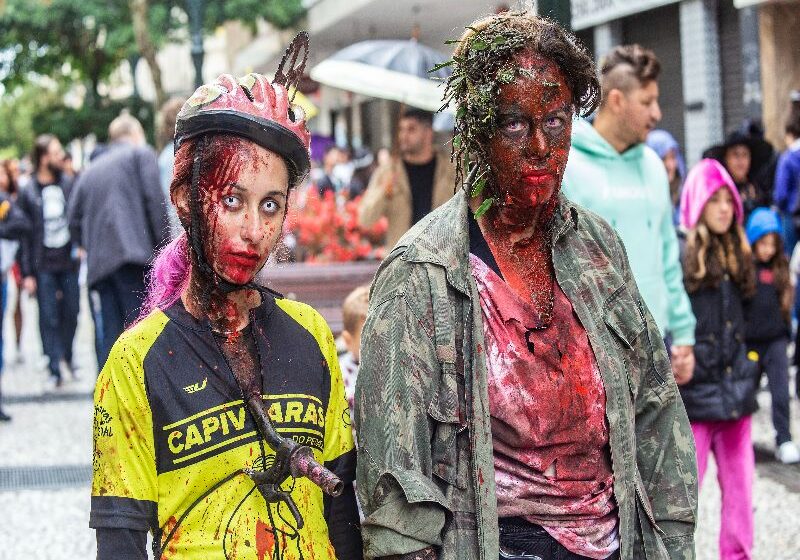  Zombie Walk leva milhares de monstros para o Calçadão da XV de Novembro