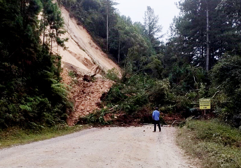 Queda de barreira bloqueia rodovia entre Doutor Ulysses e Jaguariaíva