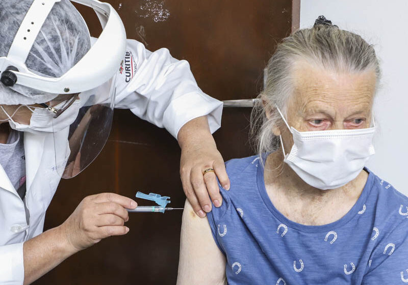  Curitiba começa neste sábado a vacinação bivalente para idosos nascidos até 1938