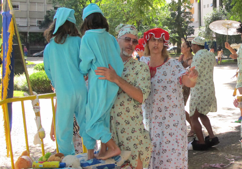  Vestindo pijamas na praça, voluntários pedem respeito ao sossego