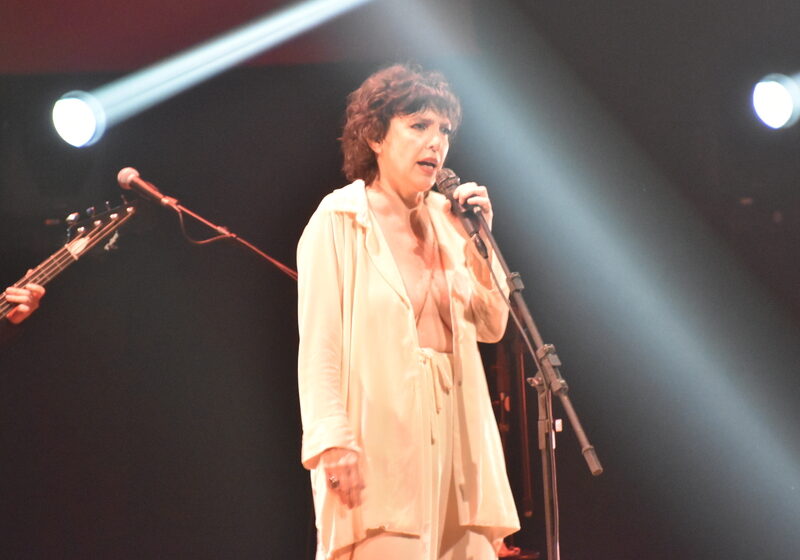  Adriana Calcanhotto homenageia Gal Costa em show único no Teatro Guaíra