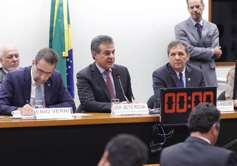  Parlamentares vão acompanhar revisão do Tratado da Usina de Itaipu