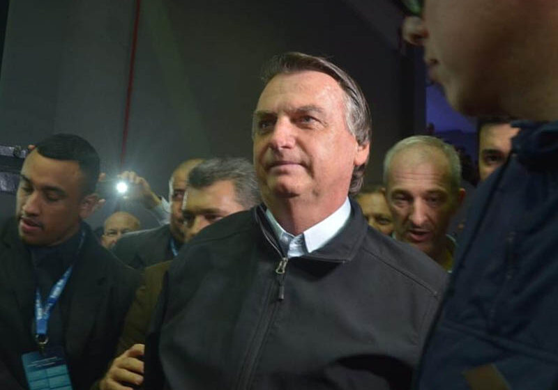  Bolsonaro insinua ligação de Lula com facção criminosa para rebater TSE; Dino reage