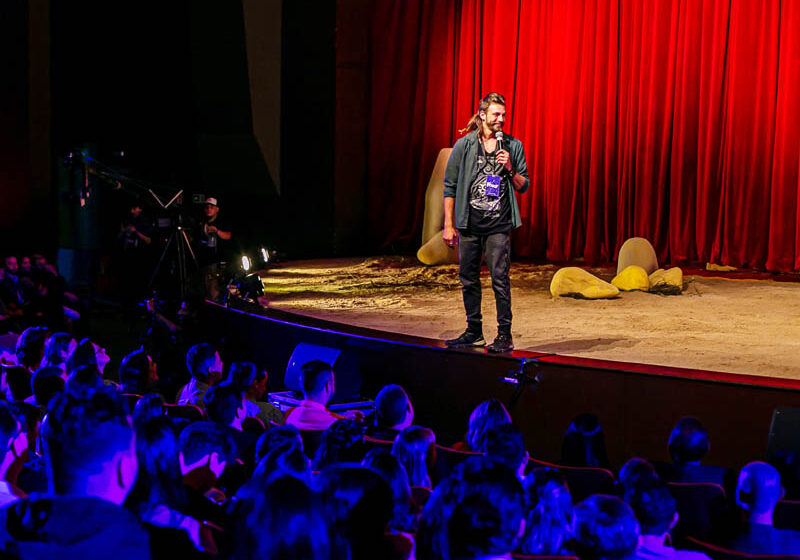  Edu Fênix traz a Curitiba show de humor para o Dia dos Namorados