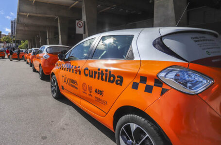Curitiba começa a testar táxis 100% elétricos para o transporte de passageiros