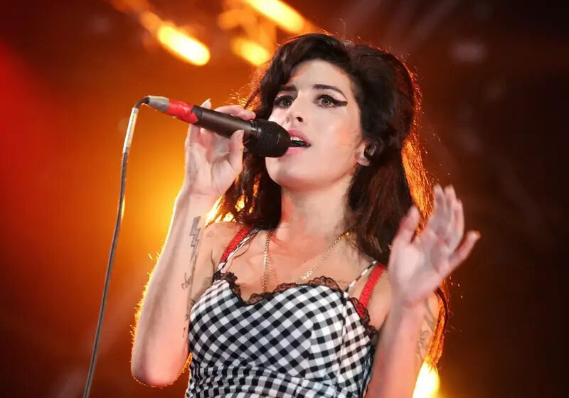  Pais de Amy Winehouse divulgam trechos do diário da cantora na adolescência