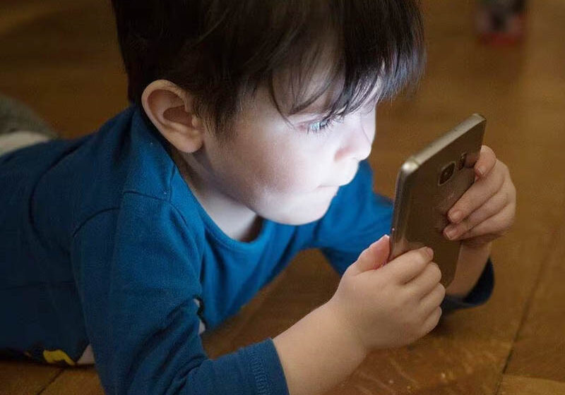  Só 17% dos pais monitoram atividades dos filhos na internet, diz estudo do Google