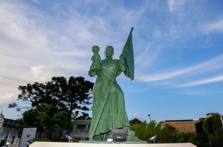  Curitiba ganha monumento de Anita Garibaldi
