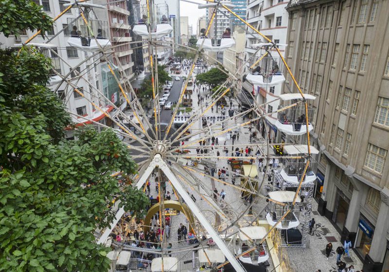  Roda-gigante do Natal de Curitiba começa a levar moradores e turistas para as alturas
