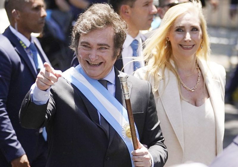  Milei toma posse na Argentina, fala que ‘não há dinheiro’ e anuncia forte ajuste fiscal