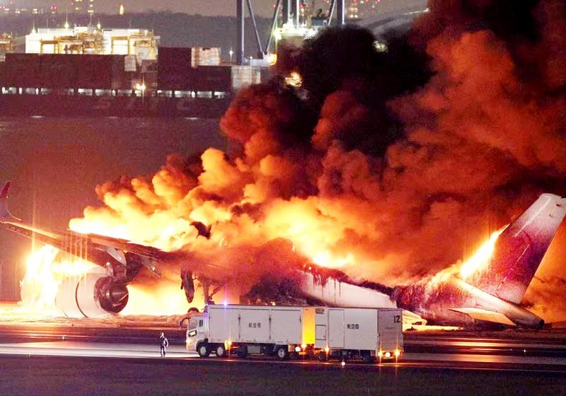 Japão: avião com mais de 380 a bordo pega fogo após bater em outra aeronave