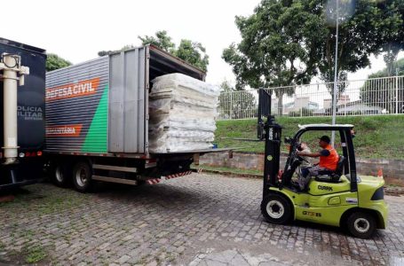 Defesa Civil manda caminhão com 150 colchões e cestas básicas para Guaratuba