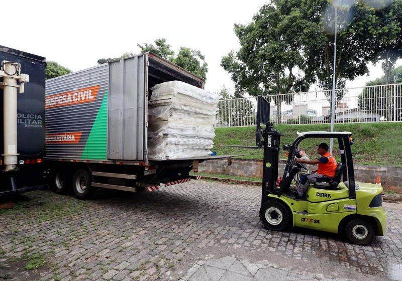  Defesa Civil manda caminhão com 150 colchões e cestas básicas para Guaratuba