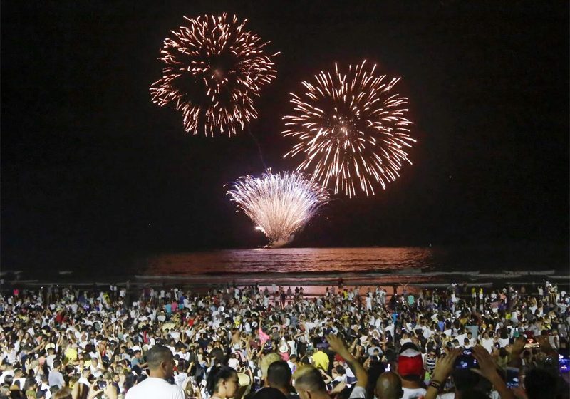  Brasileiros comemoram a chegada de 2024 com shows, festa e queima de fogos
